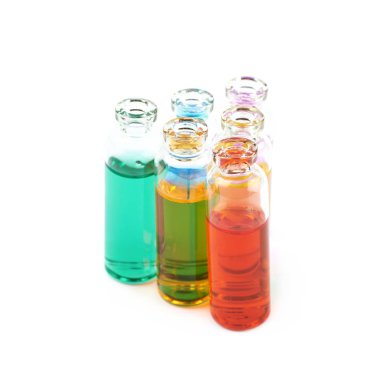 İzole küçük şişe şişe kümesi