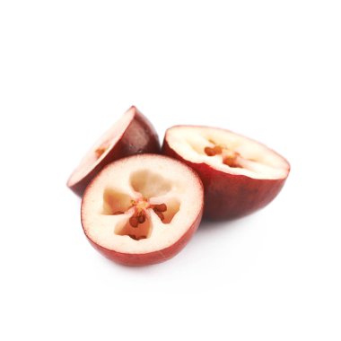 Dilimlenmiş kızılcık izole yığını