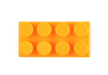 İzole tek oyuncak inşaat bloğu