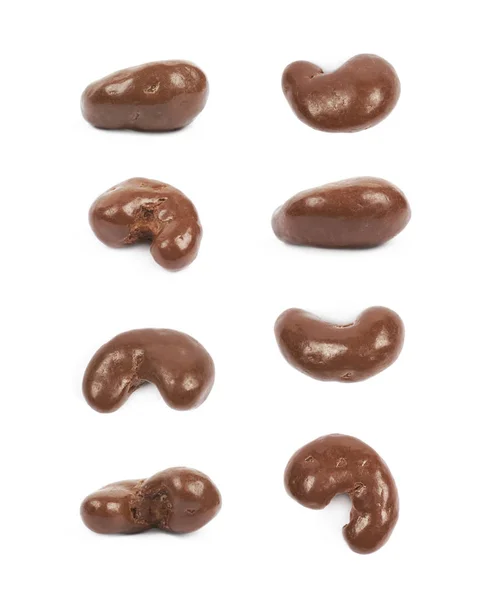 Schokolade beschichtete Cashewnuss isoliert — Stockfoto