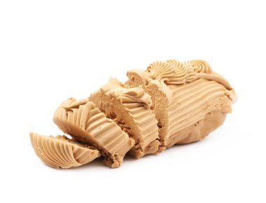 Kremalı tatlı kaçık fudge izole