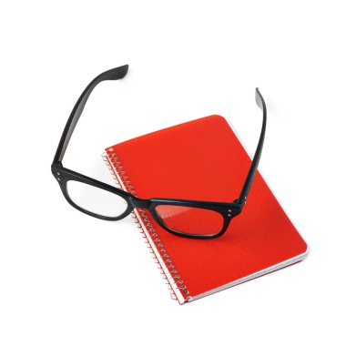 Bir defter üzerinde okuma gözlüğü