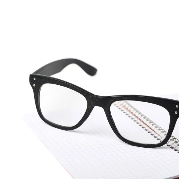 Leesbril over een notebook — Stockfoto