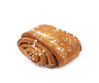 Tarçın rulo pasta çörek izole