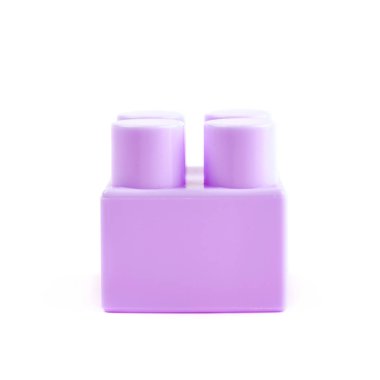 İzole tek oyuncak inşaat bloğu