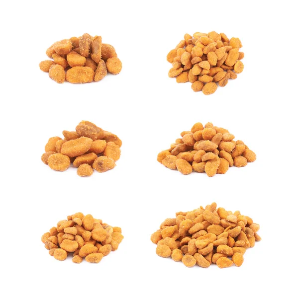 Pilha de amendoins empanados isolada — Fotografia de Stock