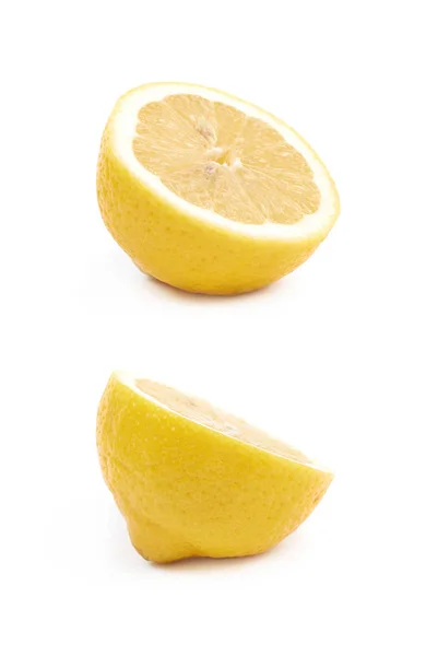 De helft van een vrucht van de citroen geïsoleerd — Stockfoto