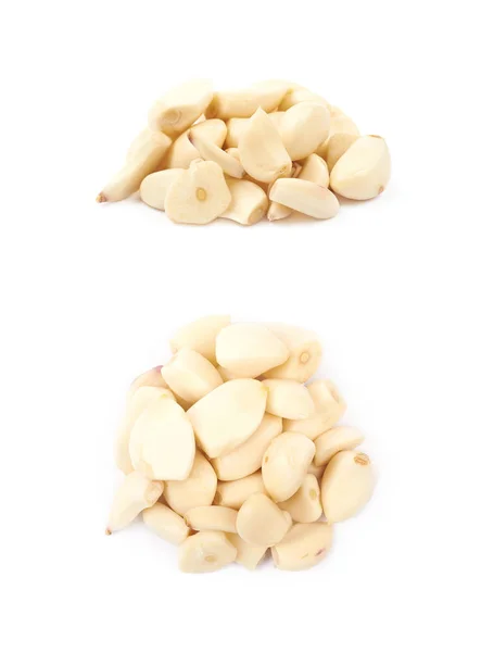 Σωρό ξεφλουδισμένες σκόρδο απομονωμένες — Φωτογραφία Αρχείου