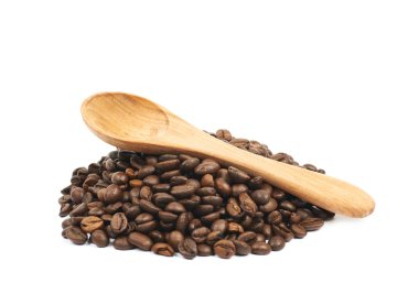 Kavrulmuş kahve çekirdekleri izole yığını