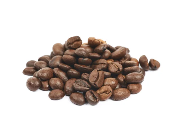 Kupie palonych ziaren kawy na białym tle — Zdjęcie stockowe