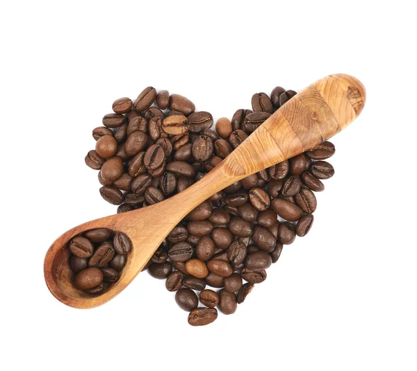Pile en forme de coeur de grains de café isolés — Photo