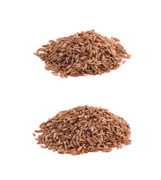 İzole kahverengi pirinç taneleri yığını — Stok fotoğraf