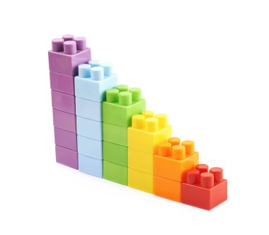 İzole oyuncak tuğla yığını büyüyen