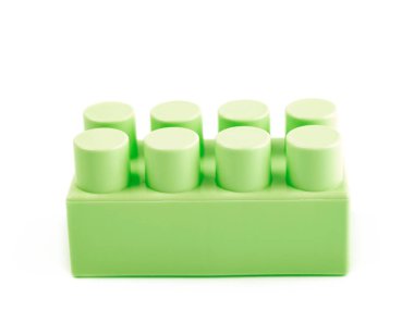 İzole tek oyuncak inşaat bloğu