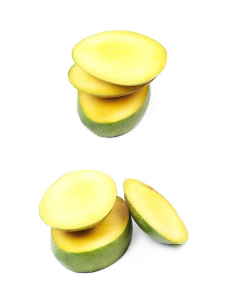 Skivad och skär mango frukt isolerade — Stockfoto