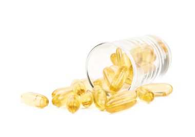 İzole softgel hapları içki kadehi