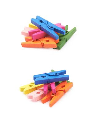 Ahşap clothespin izole yığını
