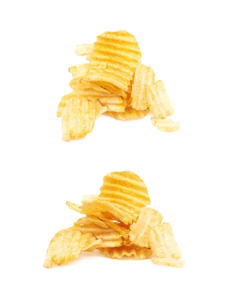 Изолированная куча картофельных чипсов — стоковое фото