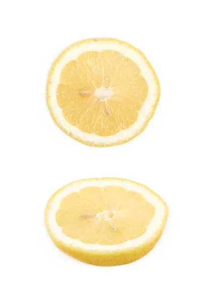Enda citronskiva en isolerad — Stockfoto