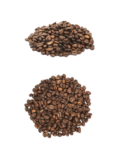 Купа смажених кавових зерен ізольовані — стокове фото