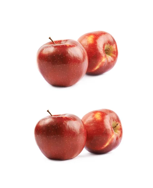 Deux pommes rouges mûres isolées — Photo