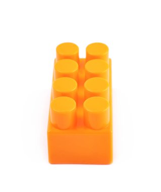 İzole tek oyuncak inşaat bloğu