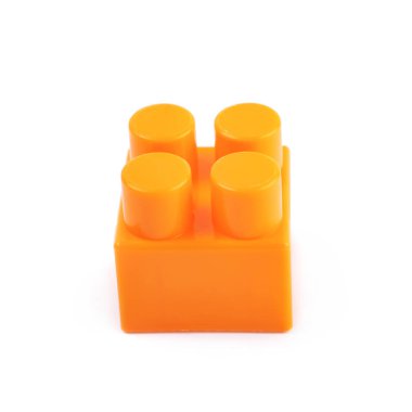 İzole tek oyuncak inşaat bloğu