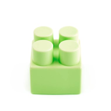 İzole tek oyuncak inşaat bloğu