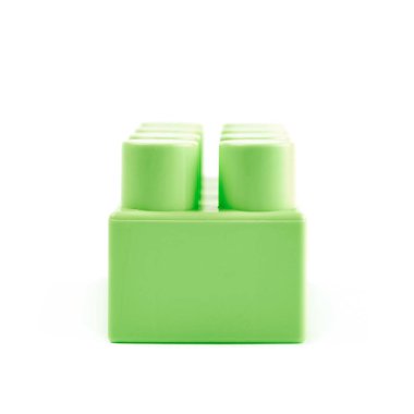 İzole tek oyuncak inşaat bloğu