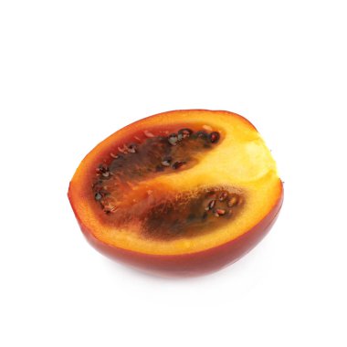 İzole bir olgun tamarillo meyve yarısı