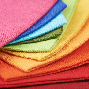 Kumaş örnekleri bükülmüş yığını