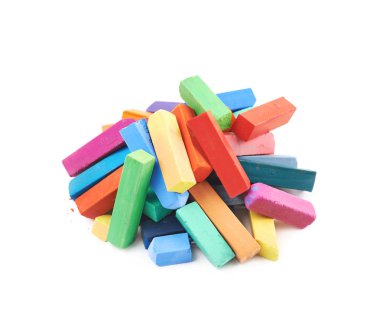 İzole renkli pastel tebeşir tebeşirler yığını
