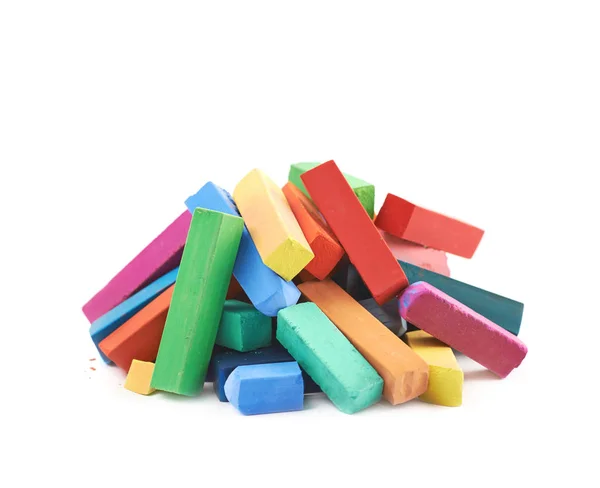 Stapel van kleurrijke pastel crayon krijtjes geïsoleerd — Stockfoto