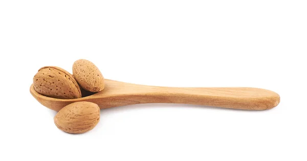 Αμύγδαλο καρπών με κέλυφος με ένα ξύλινο κουτάλι απομονωμένες — Φωτογραφία Αρχείου