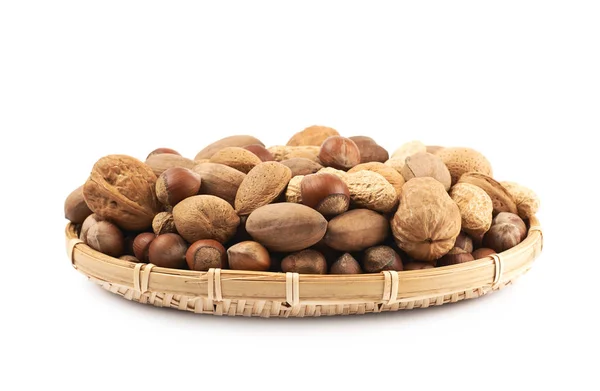 Cesta de mimbre llena de nueces aisladas — Foto de Stock