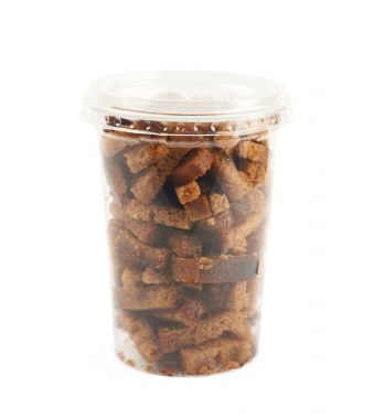 Plastik kutu ekmek kruton ile dolu