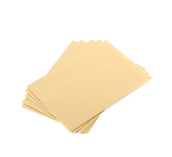 Pilha de envelopes de papel isolada — Fotografia de Stock