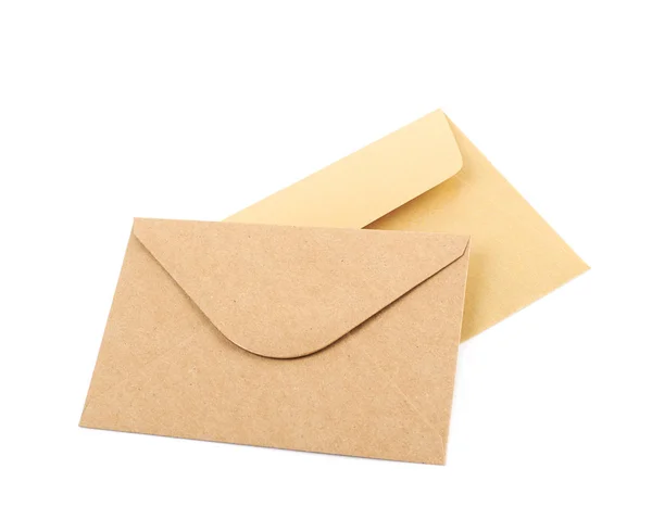 Изолированная стопка бумажных конвертов — стоковое фото