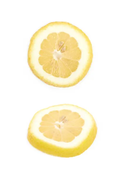 分離されたレモンの 1 つのスライス — ストック写真