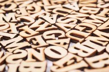 Ahşap harflerle kaplı yüzey