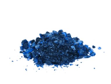 İzole renkli tuz kristallerinin yığını