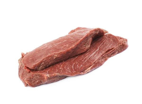 Kupie plastry mięsa wołowego na białym tle — Zdjęcie stockowe