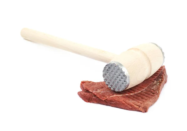 Mięso tenderrizer nad kawałkiem mięsa — Zdjęcie stockowe