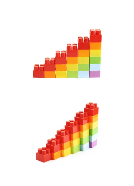 Piezas crecientes de ladrillos de juguete aislados —  Fotos de Stock