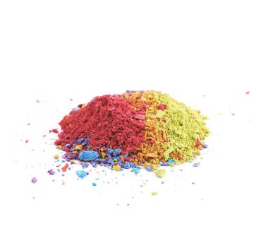 İzole silkeledi boya pigment yığını
