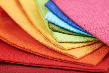 Kumaş örnekleri bükülmüş yığını