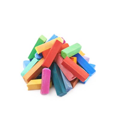 İzole renkli pastel tebeşir tebeşirler yığını