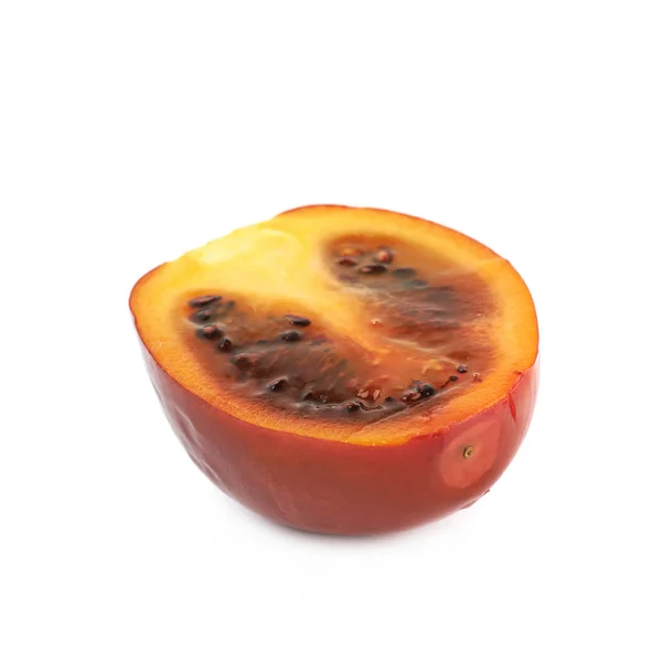Hälften av en mogen tamarillo frukt isolerade — Stockfoto