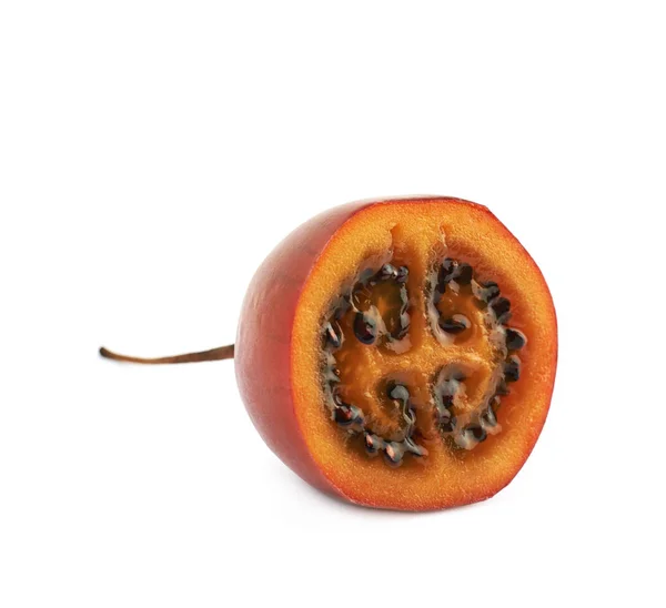 İzole bir olgun tamarillo meyve yarısı — Stok fotoğraf