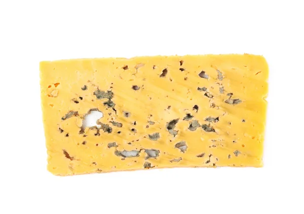 Fatia única de um queijo de molde isolado — Fotografia de Stock